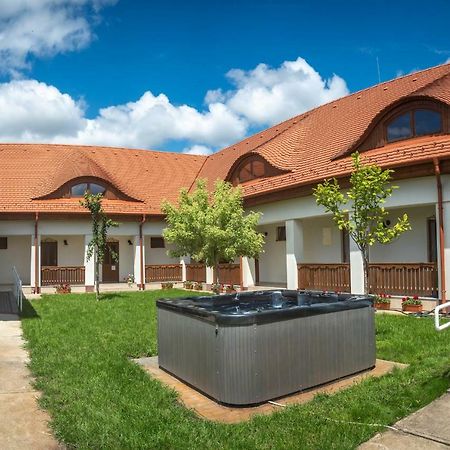 Bed and Breakfast Szabolcs Vezer Panzio Экстерьер фото