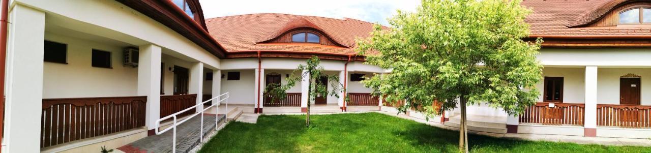 Bed and Breakfast Szabolcs Vezer Panzio Экстерьер фото