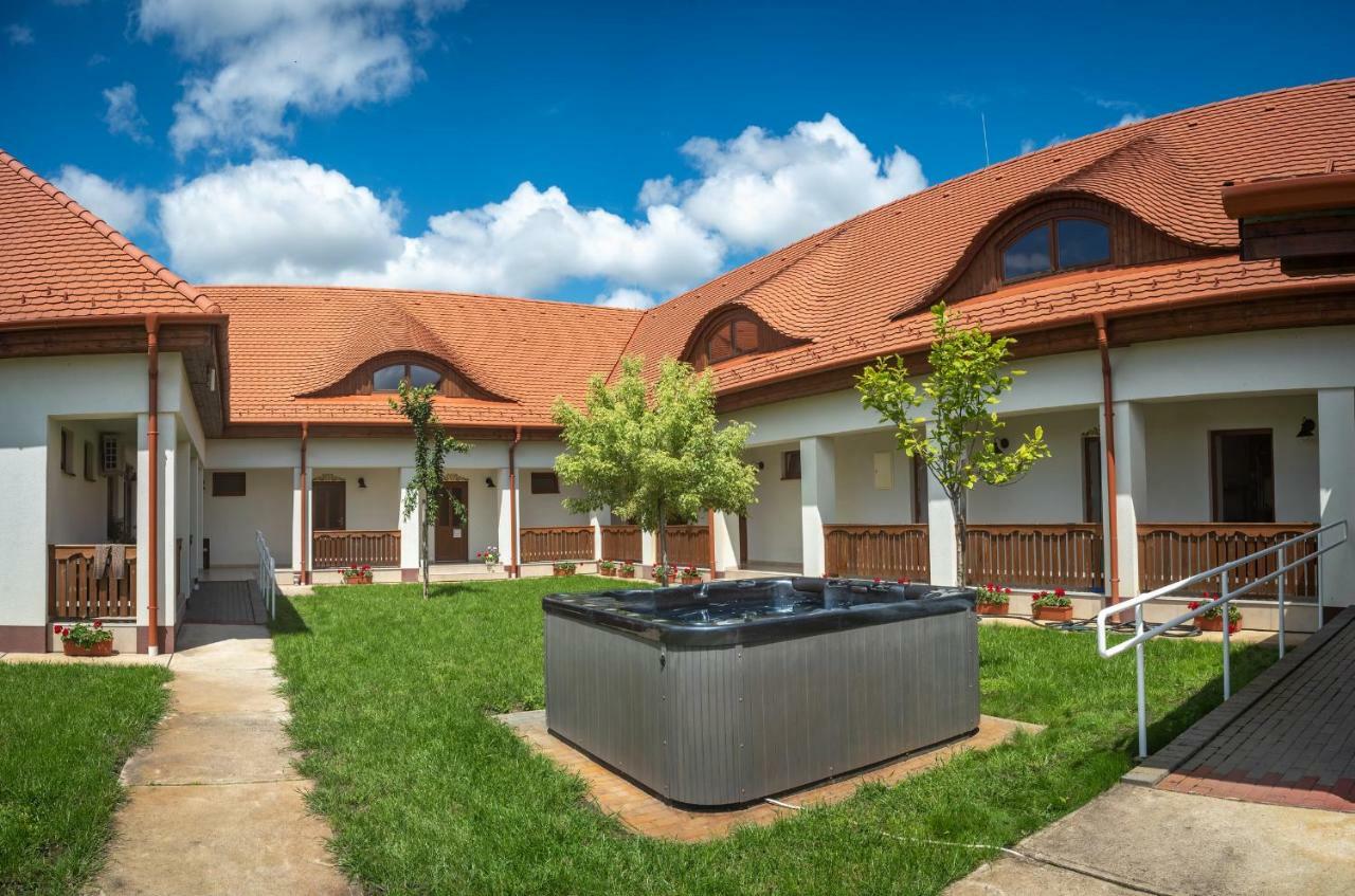 Bed and Breakfast Szabolcs Vezer Panzio Экстерьер фото